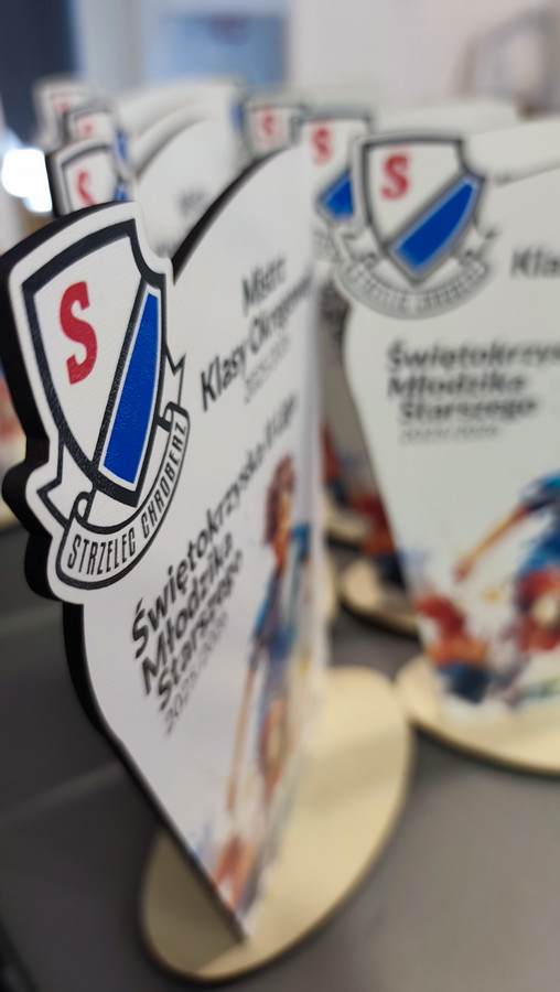 Statuetki z herbem klubu i pełnokolorową grafiką piłkarza